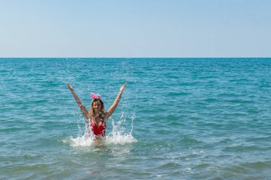 Deniz kenarındaki Noel neşesi: Kırmızı mayo ve Santa Hat Combo. Yüksek kalite fotoğraf