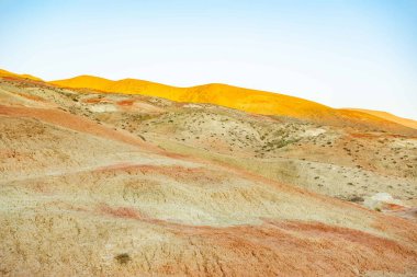 Azerbaycan 'daki Khizi' nin renkli dağları çok güzeldir. Yüksek kalite fotoğraf