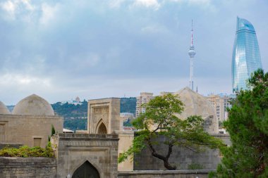 Modern simge eski Bakü kentinden görülebiliyor. Yüksek kalite fotoğraf