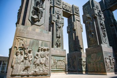 Heykele halk arasında Gürcü Stonehenge lakabı takıldı. Yüksek kalite fotoğraf