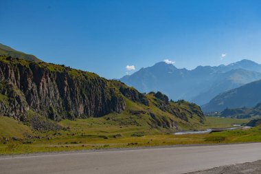 Gürcistan 'ın uzak doğusunda dağlar boyunca uzanan bir yol var. Yüksek kalite fotoğraf