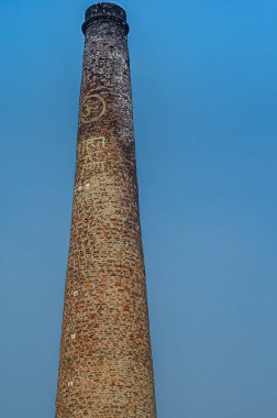 Hindu sembollü tuğla fabrikasında baca.