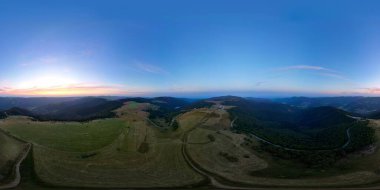Trehkopf 'tan Markstein' a Vosges Dağları 'nın göbeğindeki büyüleyici 360 panoramik manzarayı kucaklayın. Bu ruhani manzara doğanın harikalarının bir senfonisini ortaya çıkarıyor, güneşin ilk ışıklarından sabah sisini delip geçen.