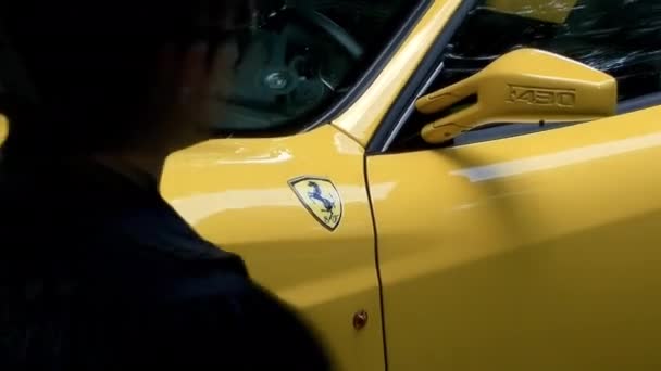 Mulhouse Γαλλία Ιουλίου 2011 Αποζουμ Ένα Κίτρινο Λογότυπο Ferrari F430 — Αρχείο Βίντεο