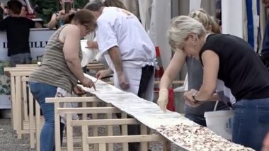 Ingwiller, Fransa - 9 Haziran 2018: Dünyanın En Uzun Flammekueche, Laurent Heissler ve SRIB Bouxwiller Handball ile Alsace 'de Rekor Kıran Tarte Flambe Etkinliği