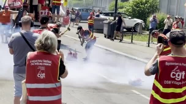 フランスのマルハウス 6月6日 2023 爆発的なプロテスタント マルハウスでの退職に対する労働者のデモ Cgtはデレクの消防士を無視します — ストック動画
