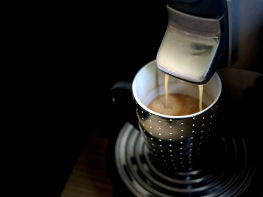 Beyaz Noktalı Siyah Kupa, Dalgalı Kahve ve Minimalist Koyu Arkaplan