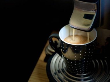 Beyaz Noktalı Siyah Kupa, Dalgalı Kahve ve Minimalist Koyu Arkaplan