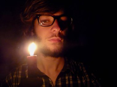 Karanlıkta, bir adam ışığı bulur: karanlığın ortasındaki aleve bakar.