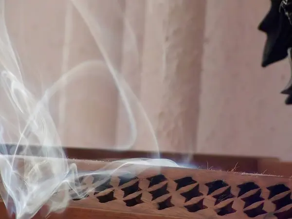 Closeup Του Καπνού Incense Αναδύεται Από Ξύλινο Κιβώτιο Τις Περίπλοκες — Φωτογραφία Αρχείου