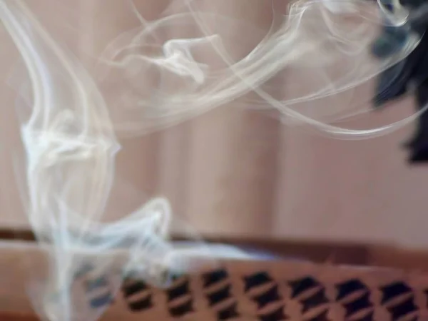 Closeup Fumaça Incenso Emergindo Caixa Madeira Com Buracos Intrincados — Fotografia de Stock