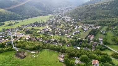Aerial 4K Drone Tour: Lautenbach - Haut-Rhin 'de bir Resim Köyü, Alsace-124; Yeşil Ormanlar, Kırsal Güzellik ve Florival Valley Views