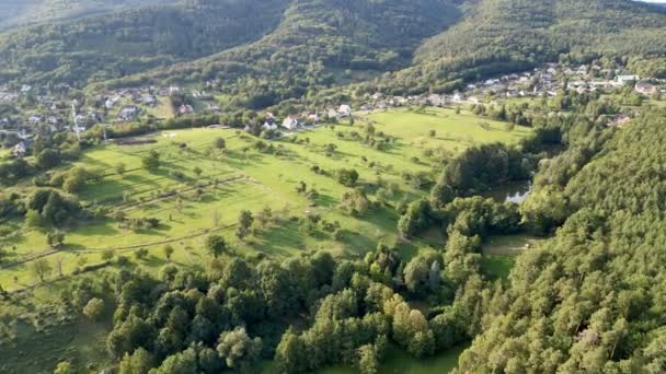 Vuelo Aéreo Sobre Schweighouse Lautenbach Descubriendo Prados Verdes Aldeas Rurales — Vídeos de Stock