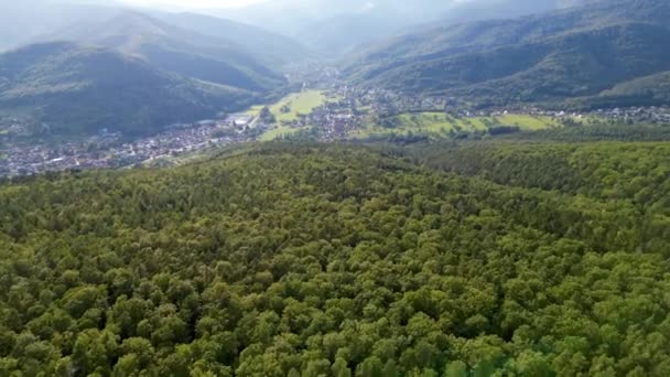 ラウテンバッハの上空4Kデセント ブールからギボワイラーへのパノラマ明らか アルザスの緑の森林フローリバルバレー — ストック動画