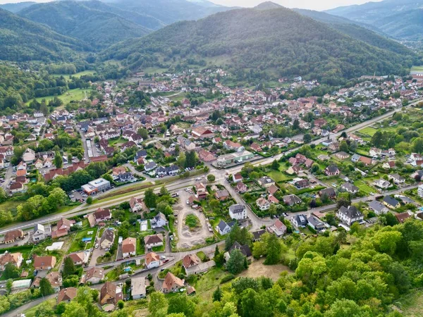 Florival Vadisi 'ndeki Buhl Hava Panoraması: Fransa' nın Haut-Rhin, Guebwiller yakınlarındaki Alsace 's Forested Hills, Residential Neighboroods ve Road