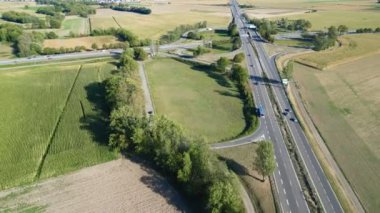 D430 ve D83 Kavşağının Hava Görüntüsü: Guebwiller 'ın Nabzı, Alsace - Avrupa' nın Kalbinde Hareket ve Yeşillik