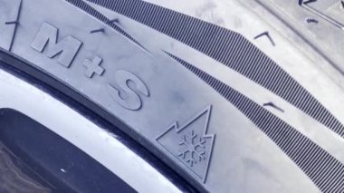 M + S Logosuyla İşaretlenmiş Sezon Lastiği: Dağlarda Kıştan Yaza Dört Mevsim 'de Yuvarlanıyor