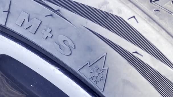 全季节轮胎上印有M S标志 从山中冬季到夏季的四季滚动 — 图库视频影像