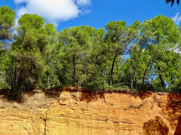 Bruoux Madenlerinin Katmanlı Güzelliği: Vaucluse, Luberon 'da Dengeli Ağaçlar, Ochre Katmanları ve Azure Skies