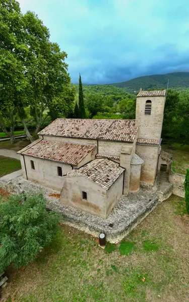 Provence, Vaucluse, PACA 'nın kalbine yerleştirilmiş Rustik Vaugines Kilisesi' nin hava görüntüsü dikey İHA Fotoğrafçılığıyla çekildi.