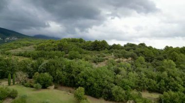 Vaugines ve Cucuron arasındaki Hava Panoraması: PACA 'daki Antik ve Yeni Ormanlar Üzerinde Bulutlu Gökyüzü, Provence A Drones View