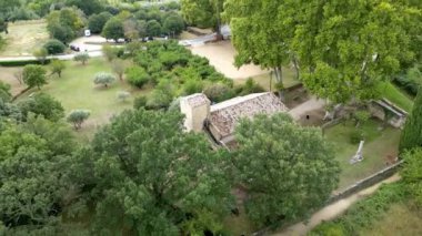 İnsansız Hava Aracı Rustik Büyüyü Yakaladı: Vaugines Kilisesi, Provence 'in Kalbi, Vaucluse, PACA