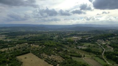Vaugines ve Cucuron arasındaki Hava Panoraması: PACA, Provence 'deki Antik ve Yeni Ormanlar Üzerinde Bulutlu Gökyüzü