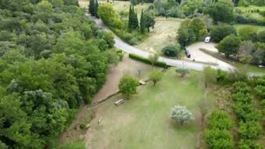 Tranquil Meadow Yolu Yolculuğu: Vaugines, Provence, Vaucluse, PACA Bölgesi, Fransa 'da Yeşil Yaprak ve Doğa Estetiği