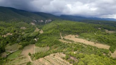 Vaugines ve Cucuron arasındaki Hava Panoraması: PACA, Provence 'deki Antik ve Yeni Ormanlar Üzerinde Bulutlu Gökyüzü
