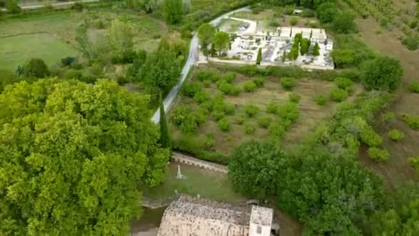 Viaje Aéreo Hacia Adelante Vistas Drones Iglesia Vintage Vaugines Cementerio — Vídeos de Stock