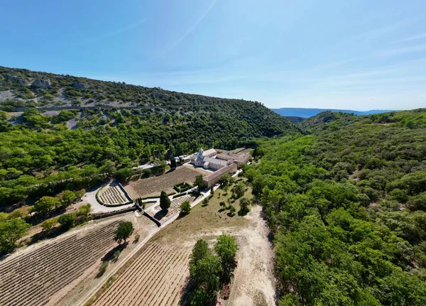 Snanque, Gordes Kilisesi 'nin Hava Panoraması: Provence, Fransa' da Lavanta Tarlaları ve Vintage Charm