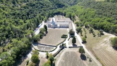 Snanque, Gordes Kilisesi 'nin Hava Panoraması: Provence, Fransa' da Lavanta Tarlaları ve Vintage Charm