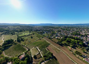 Pertuis 'in Hava Panoraması: Vaucluse, Luberon' da Yaz Ufku - Meadows, Vineyards ve Provence-Alpes-Cote d 'Azur, Fransa' da Doğa