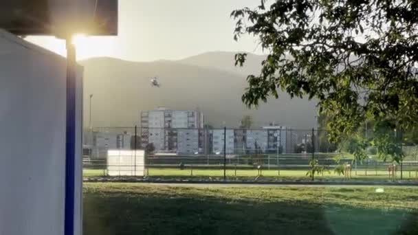 法国吉布维勒 2023年9月24日 杜斯克温和的拥抱 直升机夜间降落在法兰西体育场的足球场 吉布维勒 — 图库视频影像