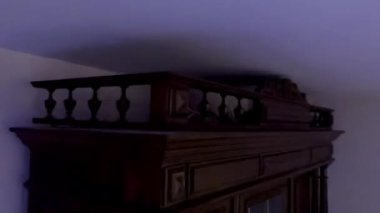 Kabinede Parıldayan Dizgi Işıkları Dönen Video Çekiminde Sıcak Bir Ambiyans Oluşturuyor