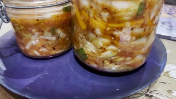 Domácí Kimchi Zapečetěných Skleněných Nádobách Kuchyňské Lince — Stock video