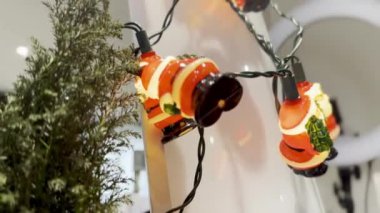 Noel Baba, Evergreen şubesini süsleyen çelengi yaktı, Noel süslemesi