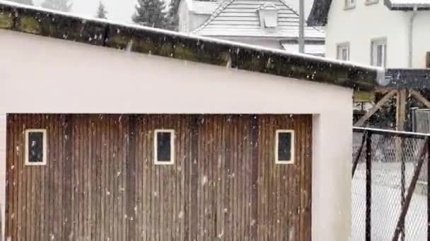 Sanfter Schneefall Umhüllt Ein Gemütliches Vorstädtisches Zuhause Mit Rosa Wänden — Stockvideo