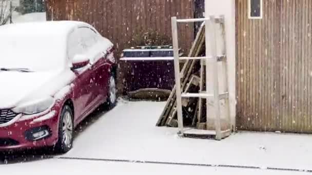 Atingerea Iernii Mașină Roșie Acoperită Zăpadă Proaspătă Lângă Scara Lemn — Videoclip de stoc