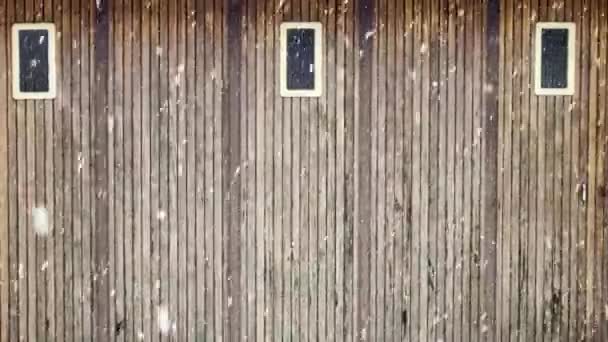 Padrão Inverno Abstrato Flocos Neve Movimento Contra Uma Parede Madeira — Vídeo de Stock
