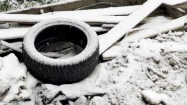 Terk Edilmiş Araba Lastiği ve İlk Kar Altında Atılmış Ahşap Çevre Atık Kavramı