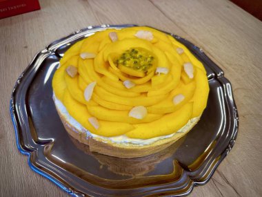 Gümüş tepside nefis bir mango turtası: Meyve Düzenleme ve Hassas Pastaların Aşçılık Başyapıtı