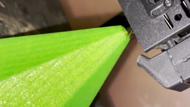 進捗精度 レイヤーによる明るい緑色のオブジェクト層を作成する3Dプリンタのクローズアップ — ストック動画