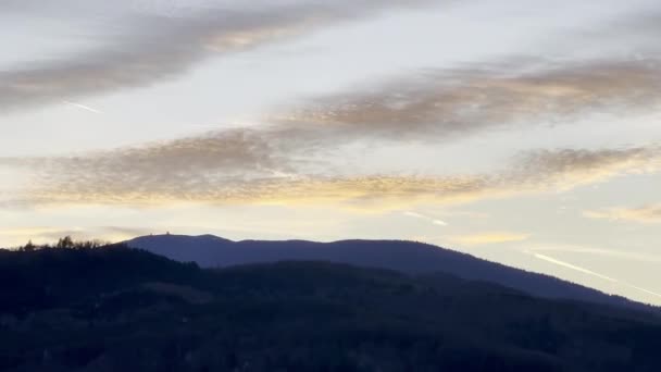 Solnedgång Silhuetter Över Guebwiller Med Grand Ballon Peak Looming Vogesbergen — Stockvideo