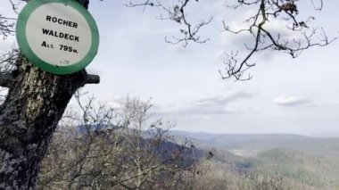 Rocher Waldeck 'den nefes kesici manzara. Buhl, Alsace, Bir Yürüyüş Yolu boyunca.