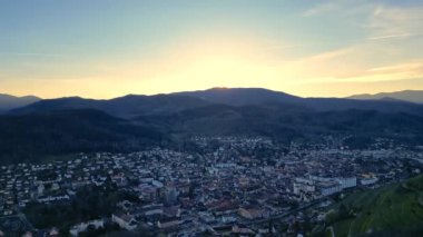 Alsace Vadisi 'ne yerleştirilmiş Guebwiller üzerindeki son güneş ışınlarını yakalayan İHA videosu