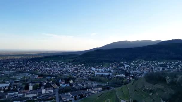 Aerial Panorama Guebwiller Στο Sunset Αγκαλιάζοντας Τους Αμπελώνες Και Τους — Αρχείο Βίντεο