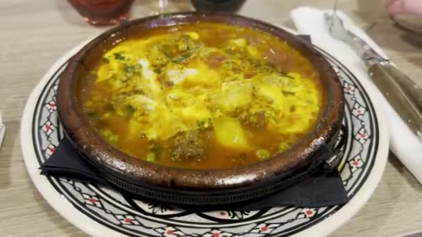 Authentieke Marokkaanse Tagine Volle Kook Geserveerd Traditionele Klei Pot Decoratieve — Stockvideo