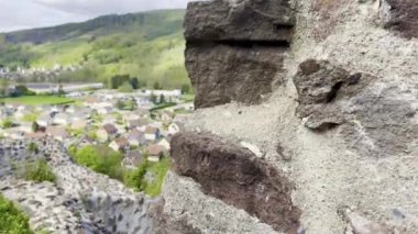 Buhl, Alsace, Fransa 'daki Verdant Florival Vadisi' ne bakan tarihi Hugstein Kalesi Harabeleri