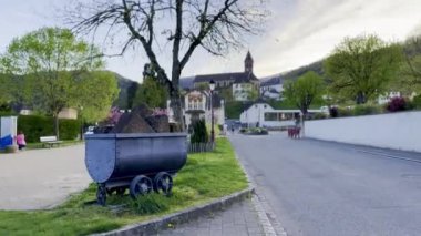 Tarihsel Kum Taşı Taşı Arabası, Alsace, Fransa 'da Koşan Adam' la Buhl 'da Canlı Köy Hayatı